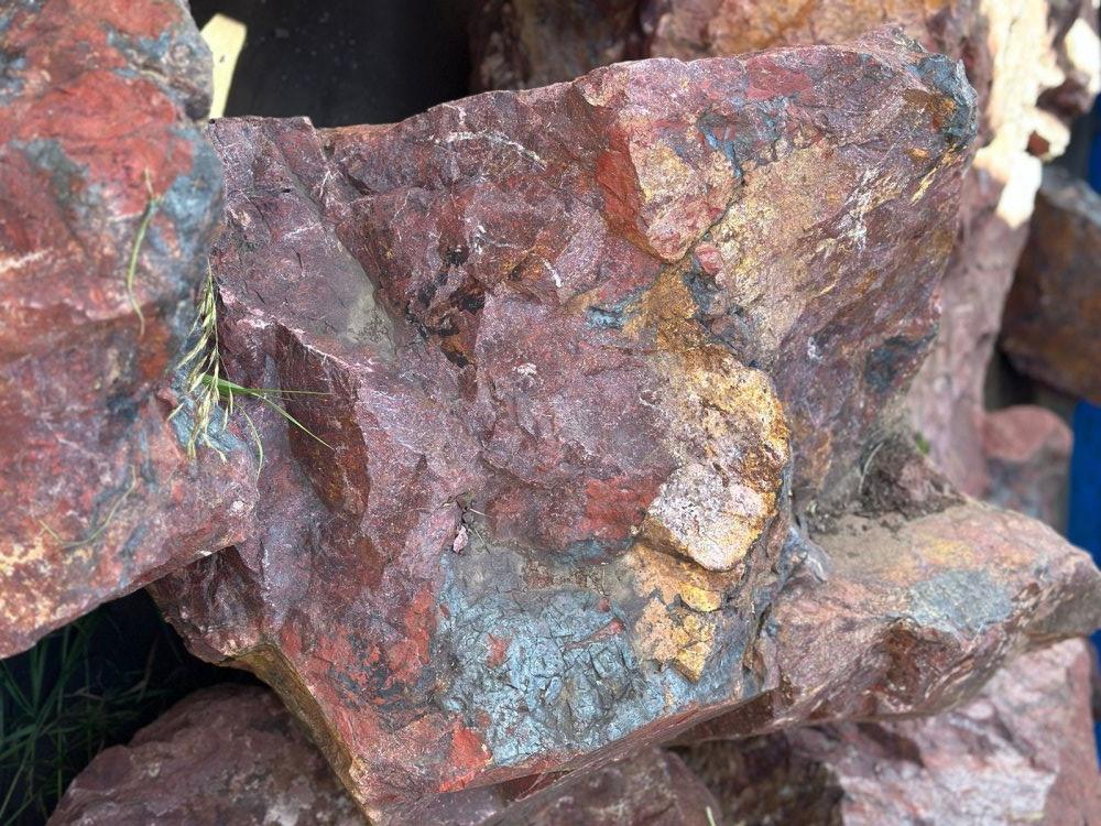 Камни для ландшафтного дизайна красно-фиолетовые 10-60 килограмм купить в Тамбове