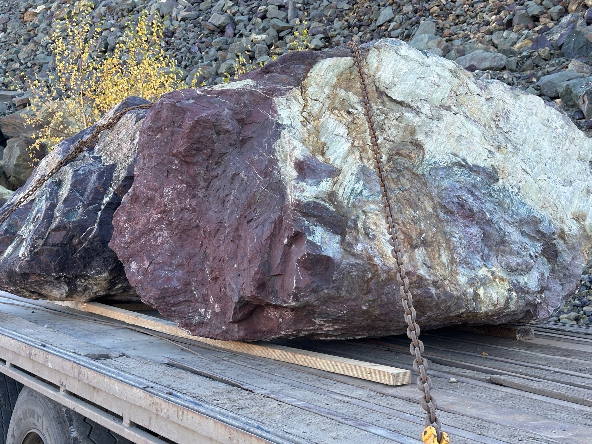 Огромные красно-фиолетовые валуны для ландшафтного дизайна весом более 5 тонн купить в Тамбове