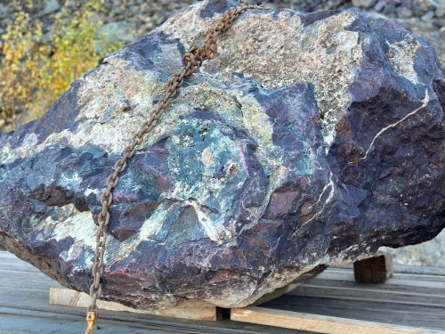 Огромные красно-фиолетовые валуны для ландшафтного дизайна весом более 5 тонн купить в Тамбове