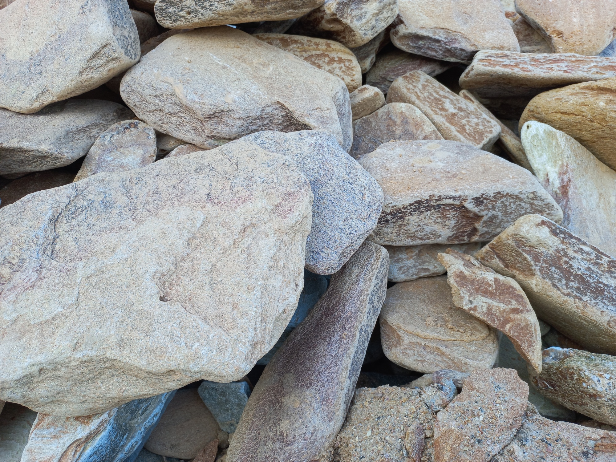 Златолит жёлтый, жёлто-зелёный глыбки и валуны для ланшафтного дизайна купить в Тамбове