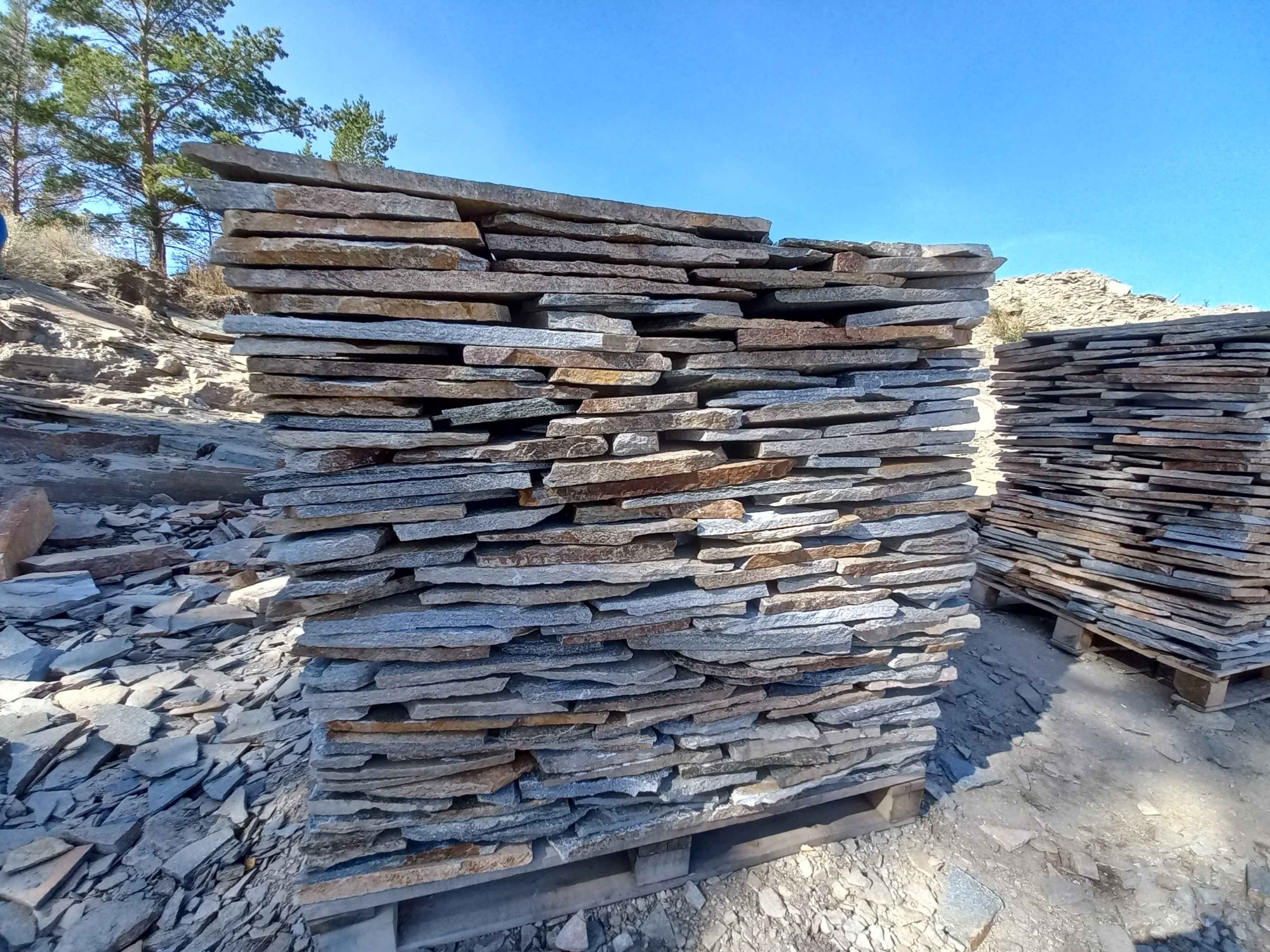 Плитняк златолит серебристый для фасада купить в Тамбове