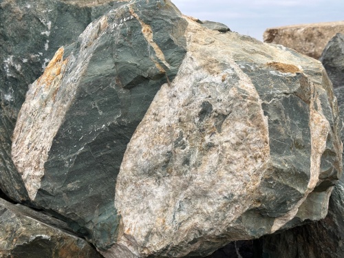 Гигантские зелёные валуны для ландшафтного дизайна весом более 5 тонн купить в Тамбове