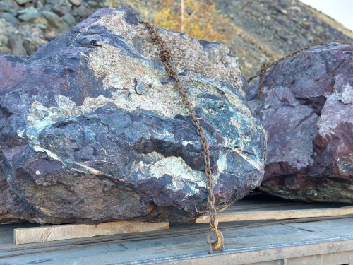 Огромные красно-фиолетовые валуны для ландшафтного дизайна весом более 5 тонн купить в Тамбове